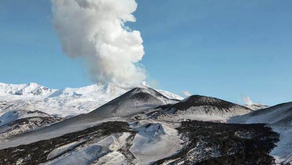Активность извержения вулкана Толбачик на Камчатке усилилась
