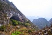 100 человек живут в пещере в китайских горах