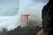 Япония ждет удара тайфуна