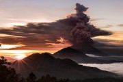 Балийский вулкан Агунг выбросил столб пепла на высоту 2 км