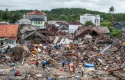 Индонезию накрыла огромная волна цунами
