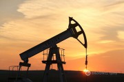 Нефть продолжает колебаться у отметки в $66 